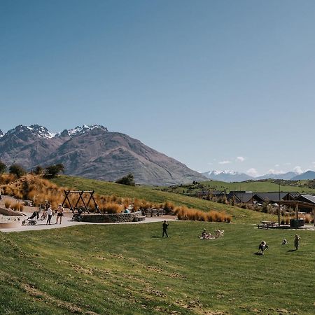 Nestled below the Remarkables Queenstown Eksteriør billede