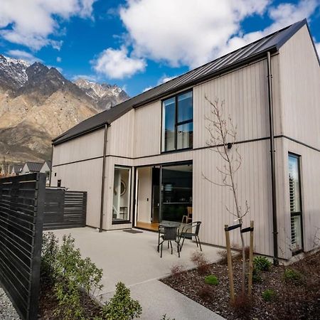 Nestled below the Remarkables Queenstown Eksteriør billede