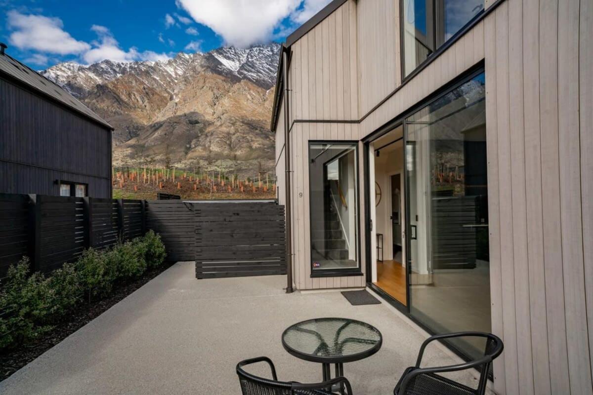 Nestled below the Remarkables Queenstown Eksteriør billede