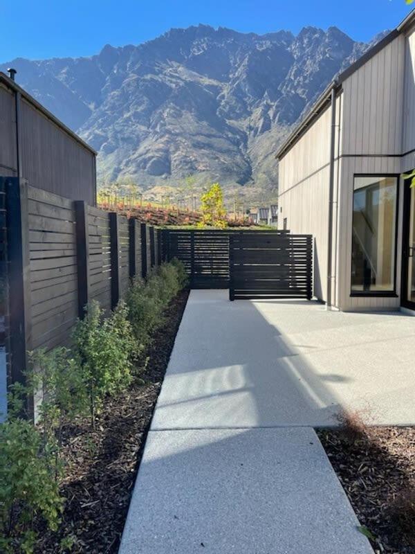 Nestled below the Remarkables Queenstown Eksteriør billede