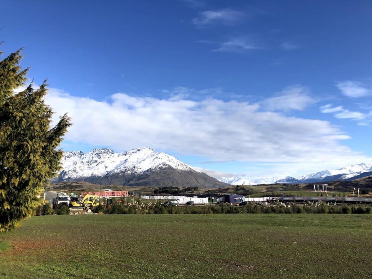 Nestled below the Remarkables Queenstown Eksteriør billede