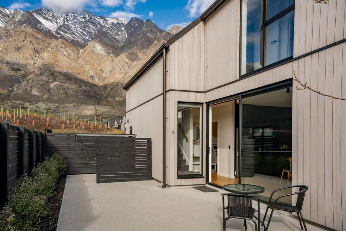 Nestled below the Remarkables Queenstown Eksteriør billede