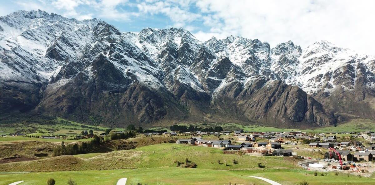 Nestled below the Remarkables Queenstown Eksteriør billede