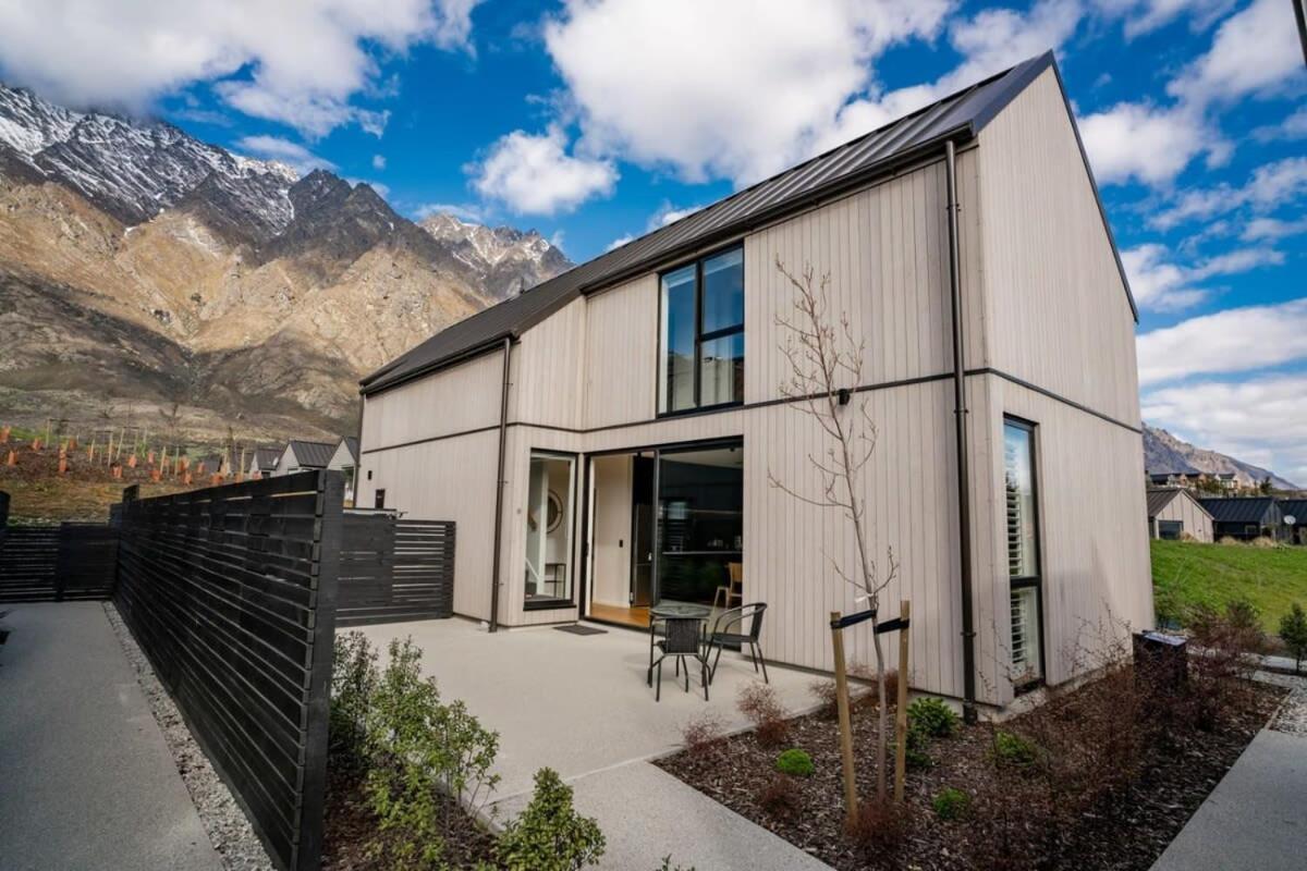 Nestled below the Remarkables Queenstown Eksteriør billede